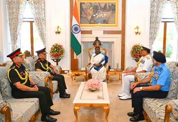 ‘ஆபரேஷன் சிந்தூர்’ வெற்றி; ஜனாதிபதி திரவுபதி முர்மு உடன் முப்படை தளபதிகள் சந்திப்பு