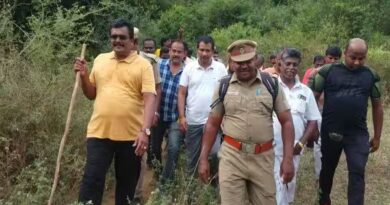 சாக்கலுாத்துமெட்டு ரோடு அமைக்க கோரி தேனி எம்.பி., நடைபயணம் கேரள எம்.பி., எம்.எல்.ஏ., வரவேற்பு