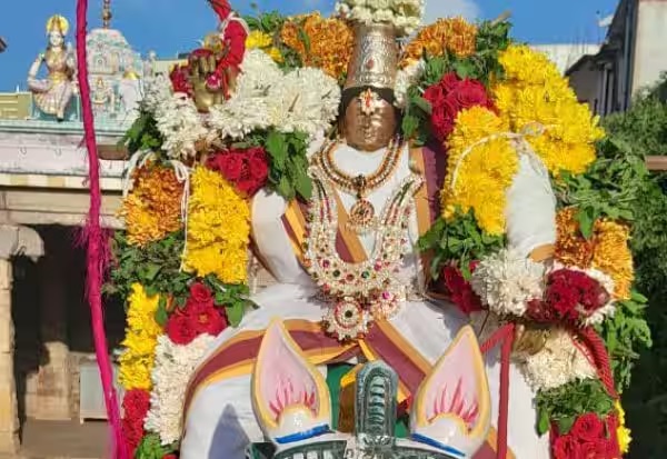 கள்ளழகர் ஆற்றில் இறங்கும் விழா கோலாகலம் கோவிந்தா.. கோவிந்தா..கோஷமிட்டு பக்தர்கள் பரவசம்